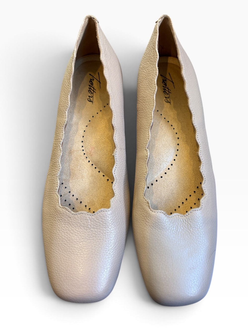 Trotters Sabine Scalloped Ballet Flats Women’s 10N NARROW Light Taupe Leather